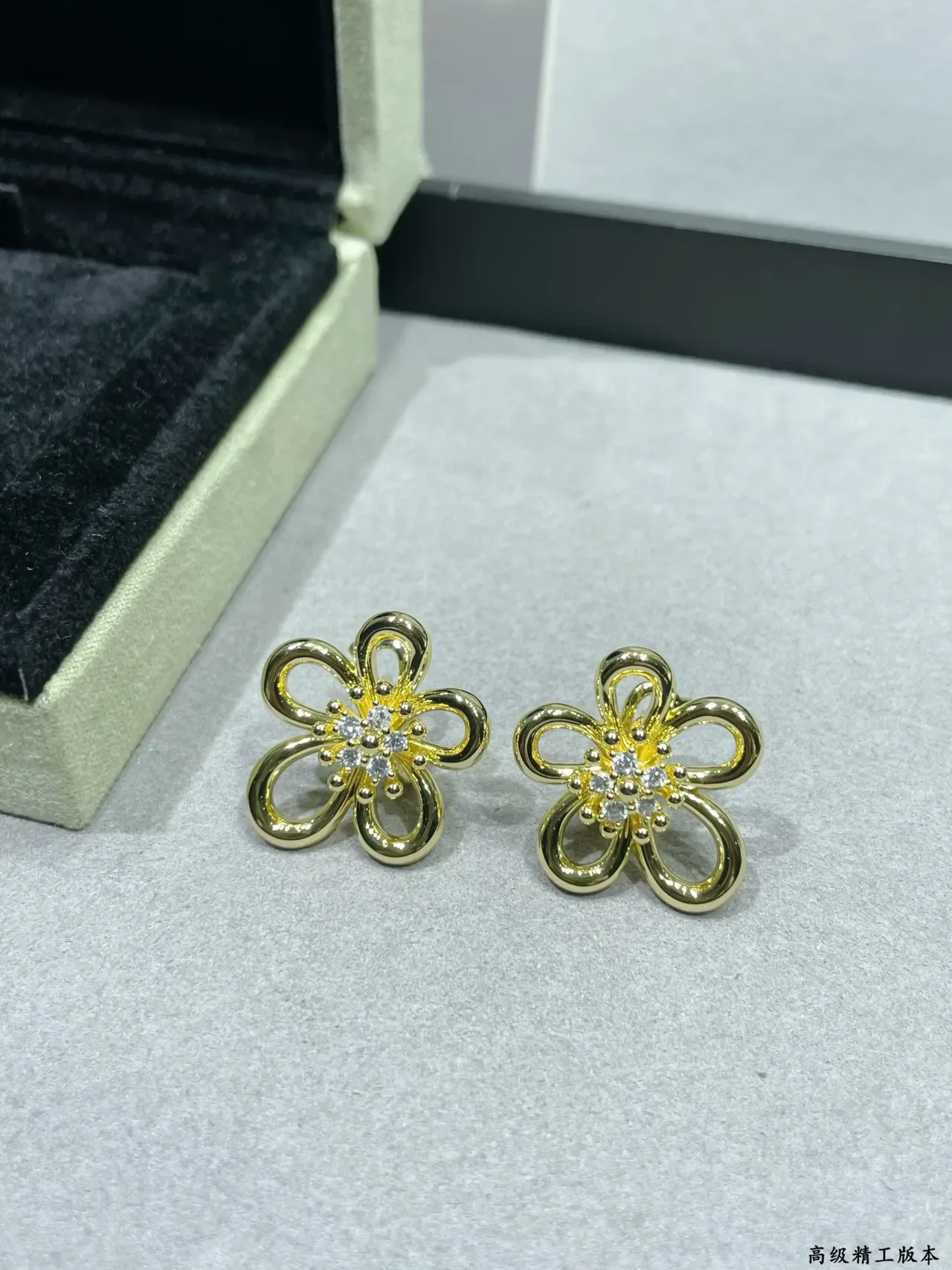 Van Cleef & Arpels Boucles d'oreilles en forme de fleur avec cristaux, ton doré 3