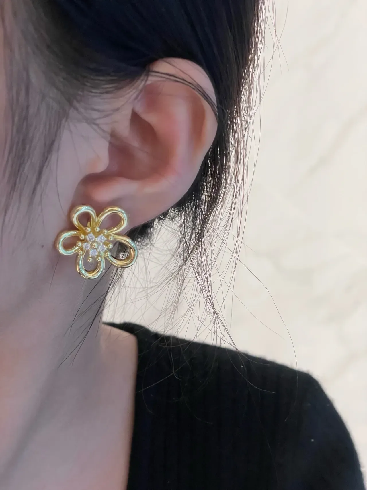 Van Cleef & Arpels Boucles d'oreilles en forme de fleur avec cristaux, ton doré 8