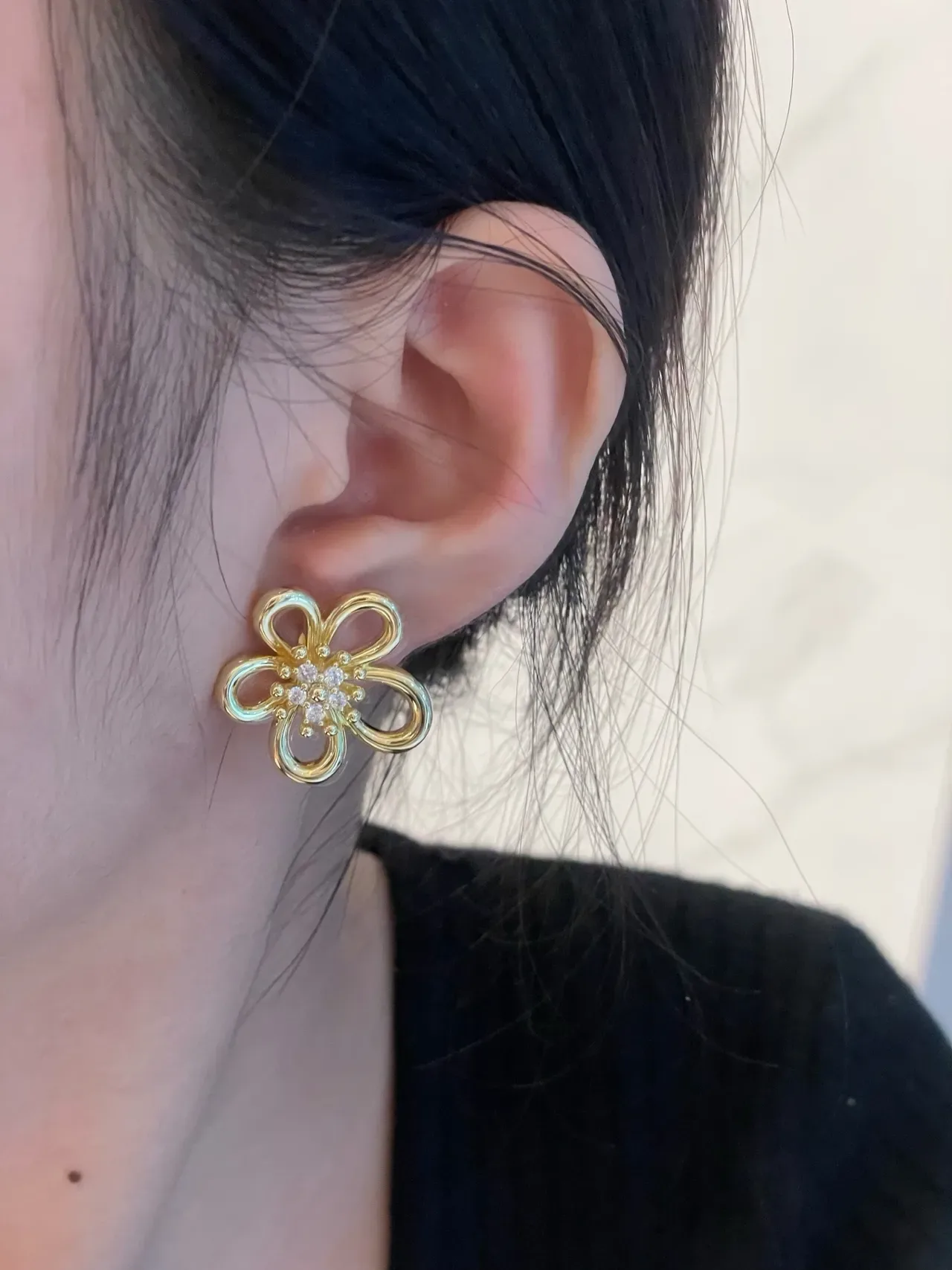 Van Cleef & Arpels Boucles d'oreilles en forme de fleur avec cristaux, ton doré 9