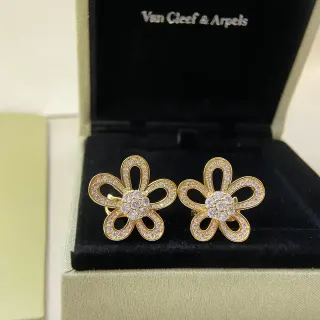 Van Cleef & Arpels أقراط بشكل زهرة مبللة ذهبية