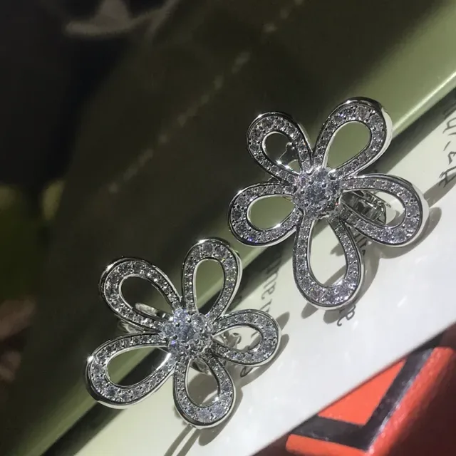 Van Cleef & Arpels أقراط بشكل زهرة مبللة ذهبية 2