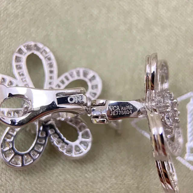 Van Cleef & Arpels أقراط بشكل زهرة مبللة ذهبية 3