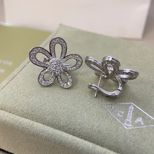 Van Cleef & Arpels أقراط بشكل زهرة مبللة ذهبية 4