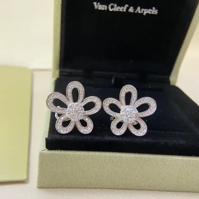 Van Cleef & Arpels أقراط بشكل زهرة مبللة ذهبية 5