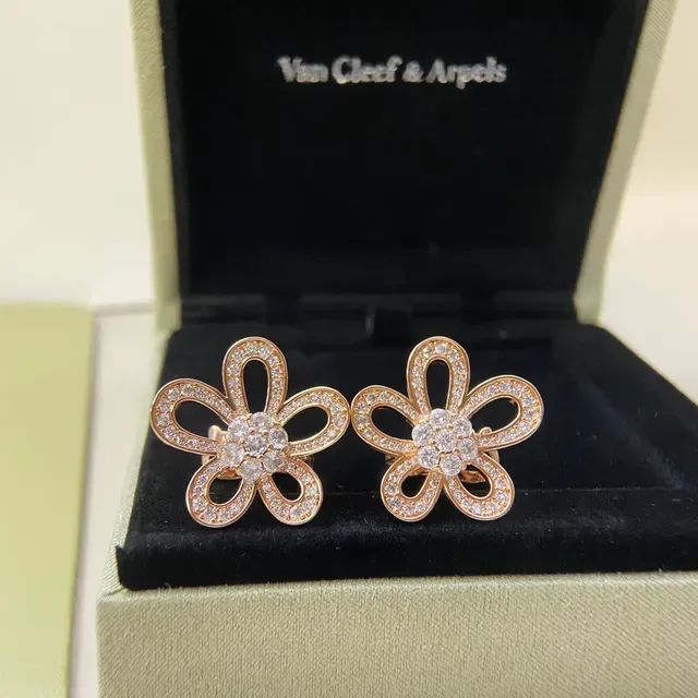 Van Cleef & Arpels أقراط بشكل زهرة مبللة ذهبية 6