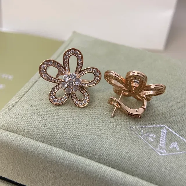 Van Cleef & Arpels أقراط بشكل زهرة مبللة ذهبية 7