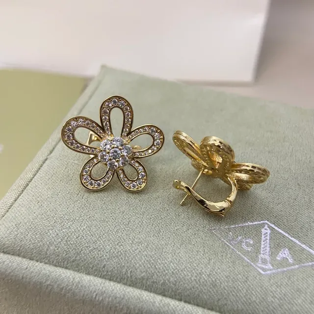 Van Cleef & Arpels أقراط بشكل زهرة مبللة ذهبية 8