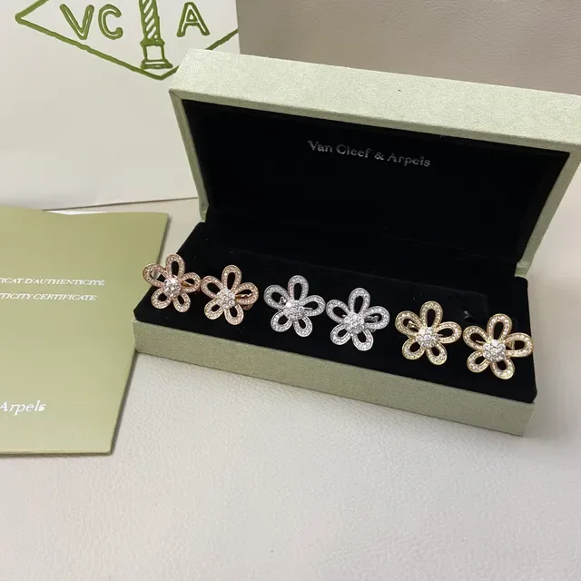 Van Cleef & Arpels أقراط بشكل زهرة مبللة ذهبية 9