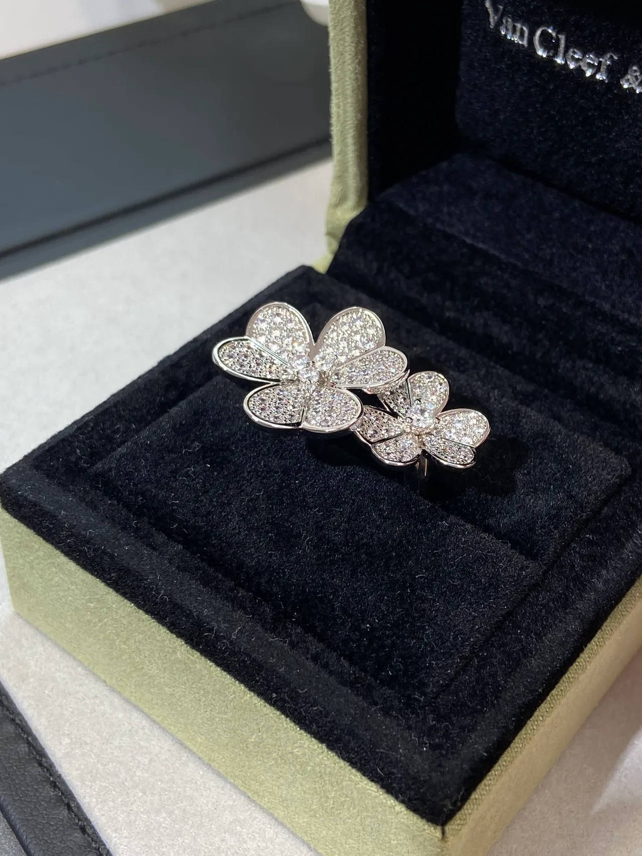 Van Cleef & Arpels Frivole Broche de diamants Pavé-Set argent blanc en forme de fleur 4