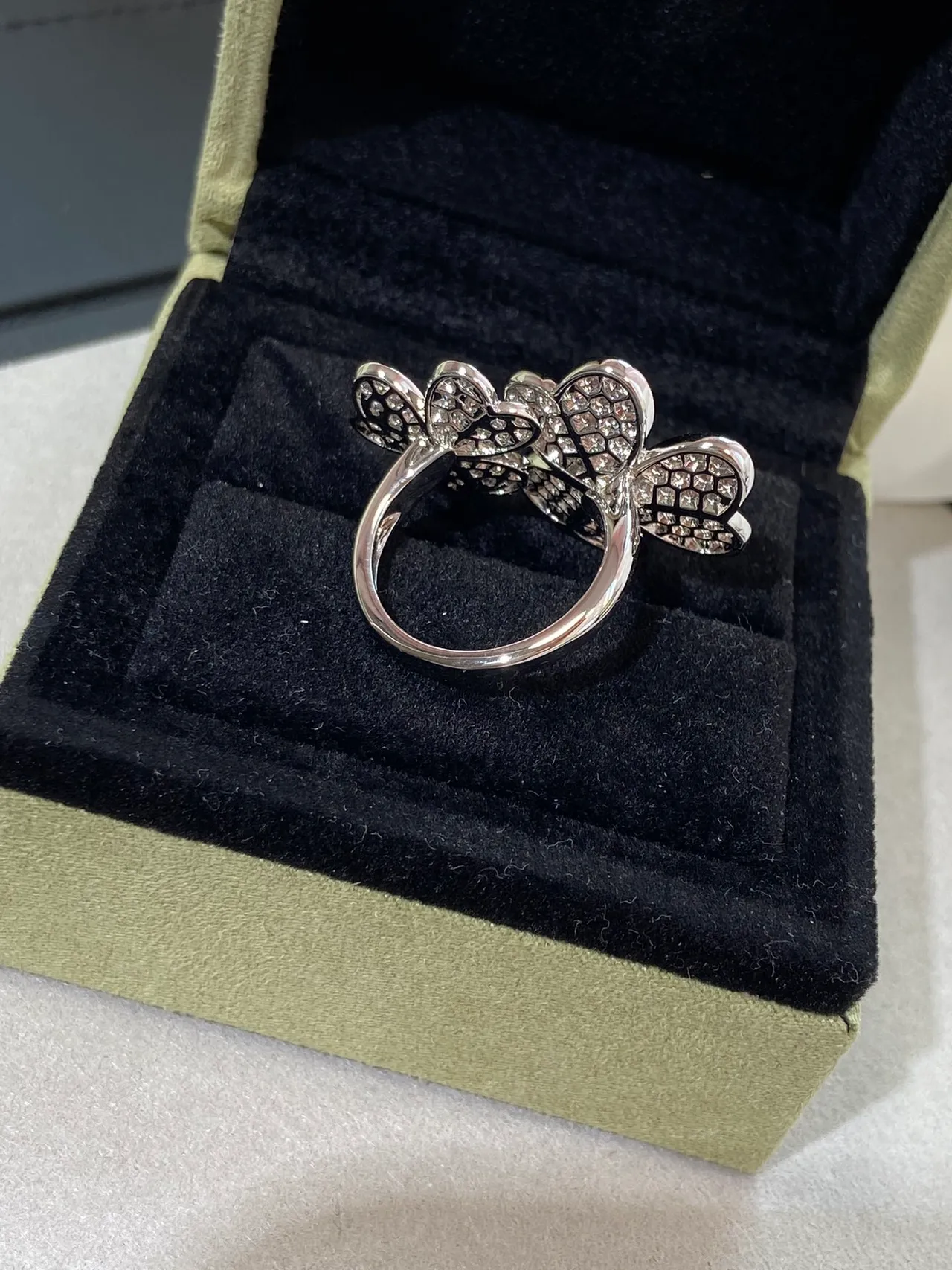 Van Cleef & Arpels Frivole Broche de diamants Pavé-Set argent blanc en forme de fleur 6