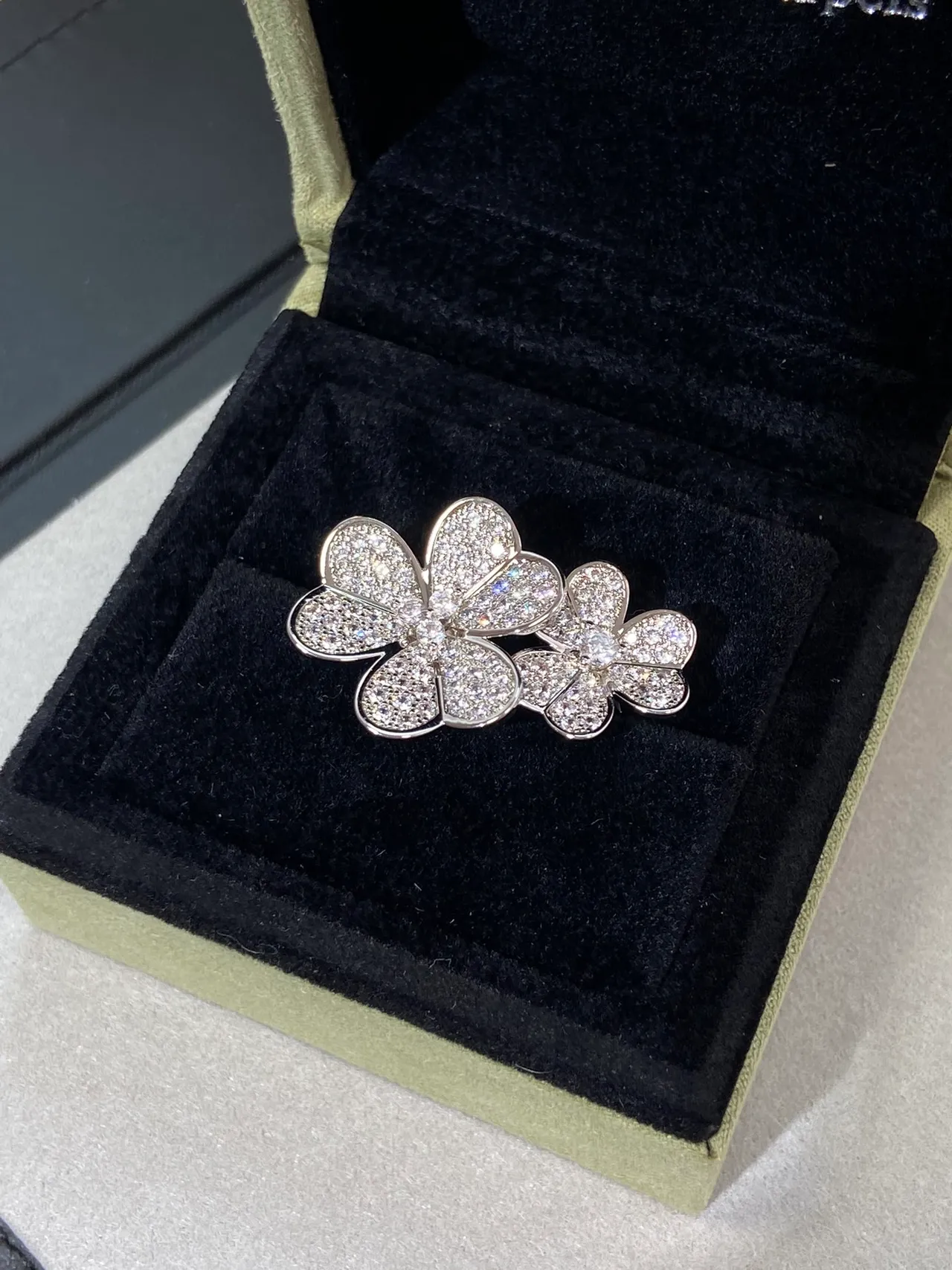 Van Cleef & Arpels Frivole Broche de diamants Pavé-Set argent blanc en forme de fleur 7