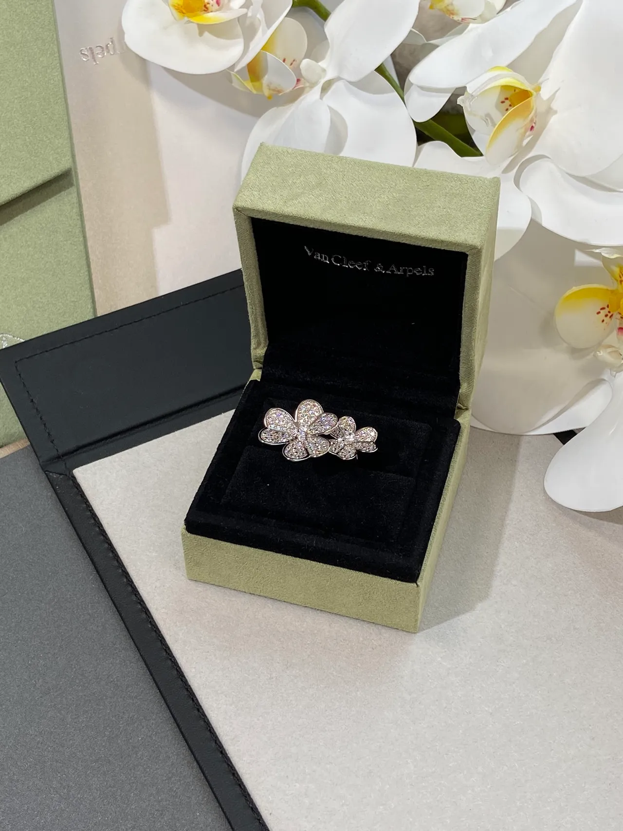 Van Cleef & Arpels Frivole Broche de diamants Pavé-Set argent blanc en forme de fleur 8