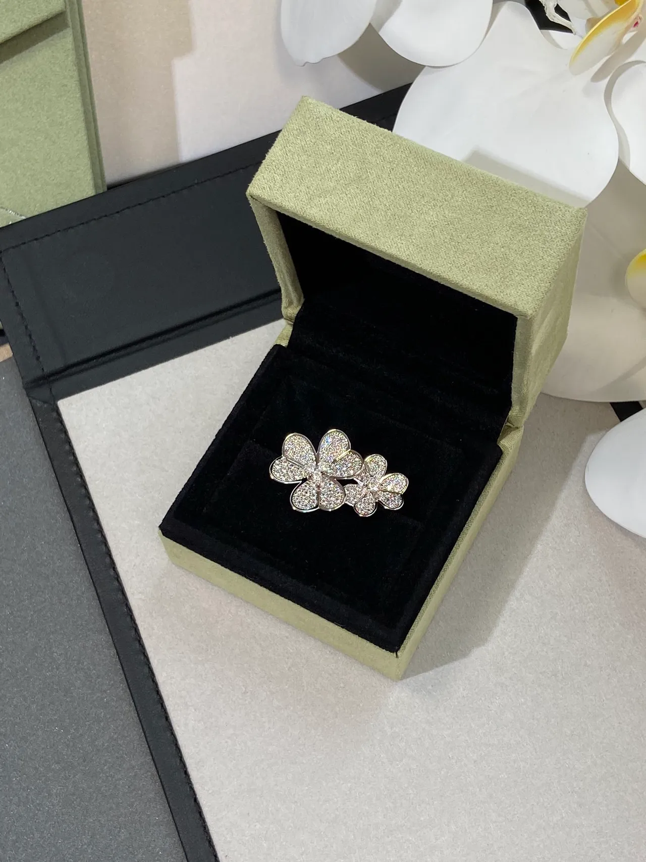 Van Cleef & Arpels Frivole Broche de diamants Pavé-Set argent blanc en forme de fleur 9