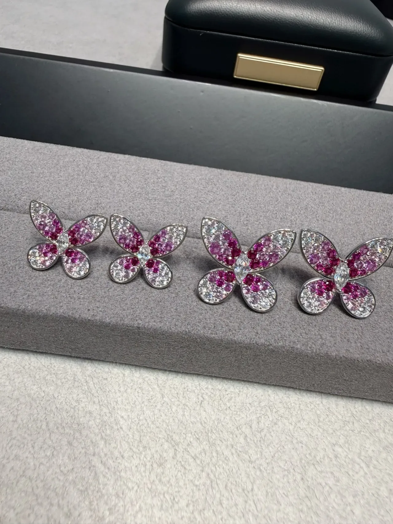 Van Cleef & Arpels Papillon गुलाबी और सफेद रत्न तितली बालियाँ 2