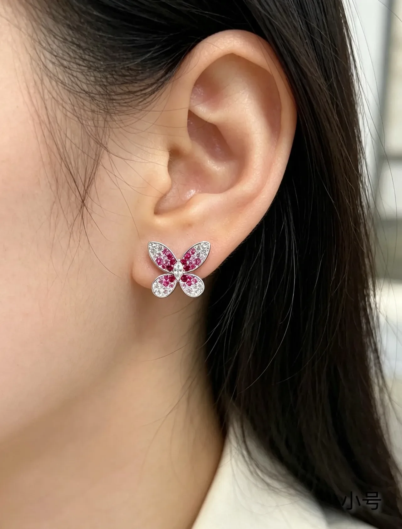 Van Cleef & Arpels Papillon गुलाबी और सफेद रत्न तितली बालियाँ 3
