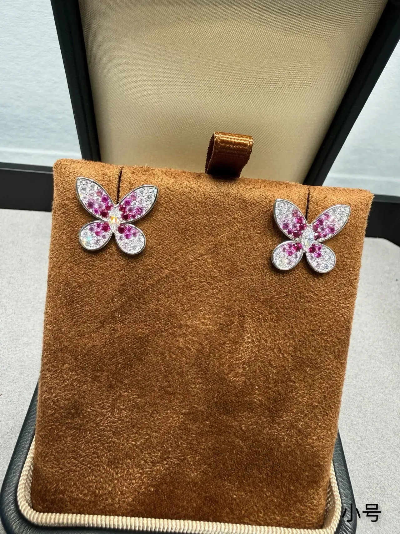 Van Cleef & Arpels Papillon गुलाबी और सफेद रत्न तितली बालियाँ 4