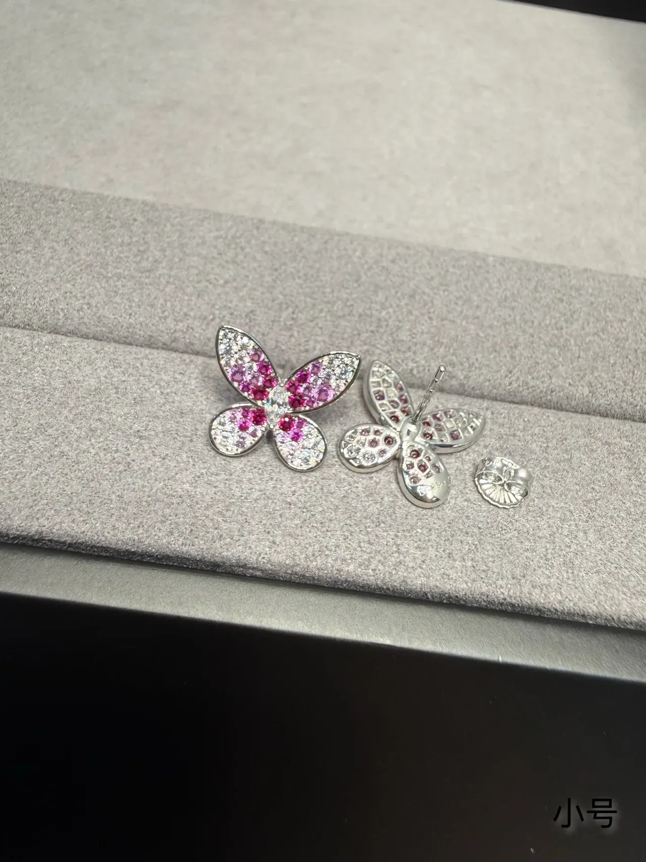 Van Cleef & Arpels Papillon गुलाबी और सफेद रत्न तितली बालियाँ 5