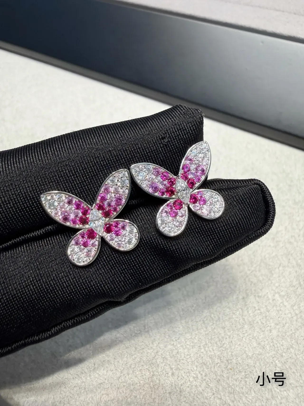Van Cleef & Arpels Papillon गुलाबी और सफेद रत्न तितली बालियाँ 6