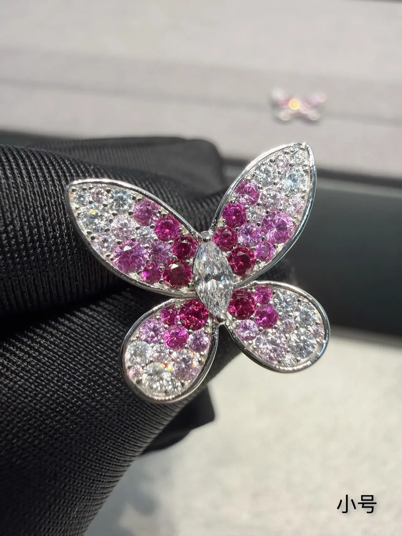 Van Cleef & Arpels Papillon गुलाबी और सफेद रत्न तितली बालियाँ 7