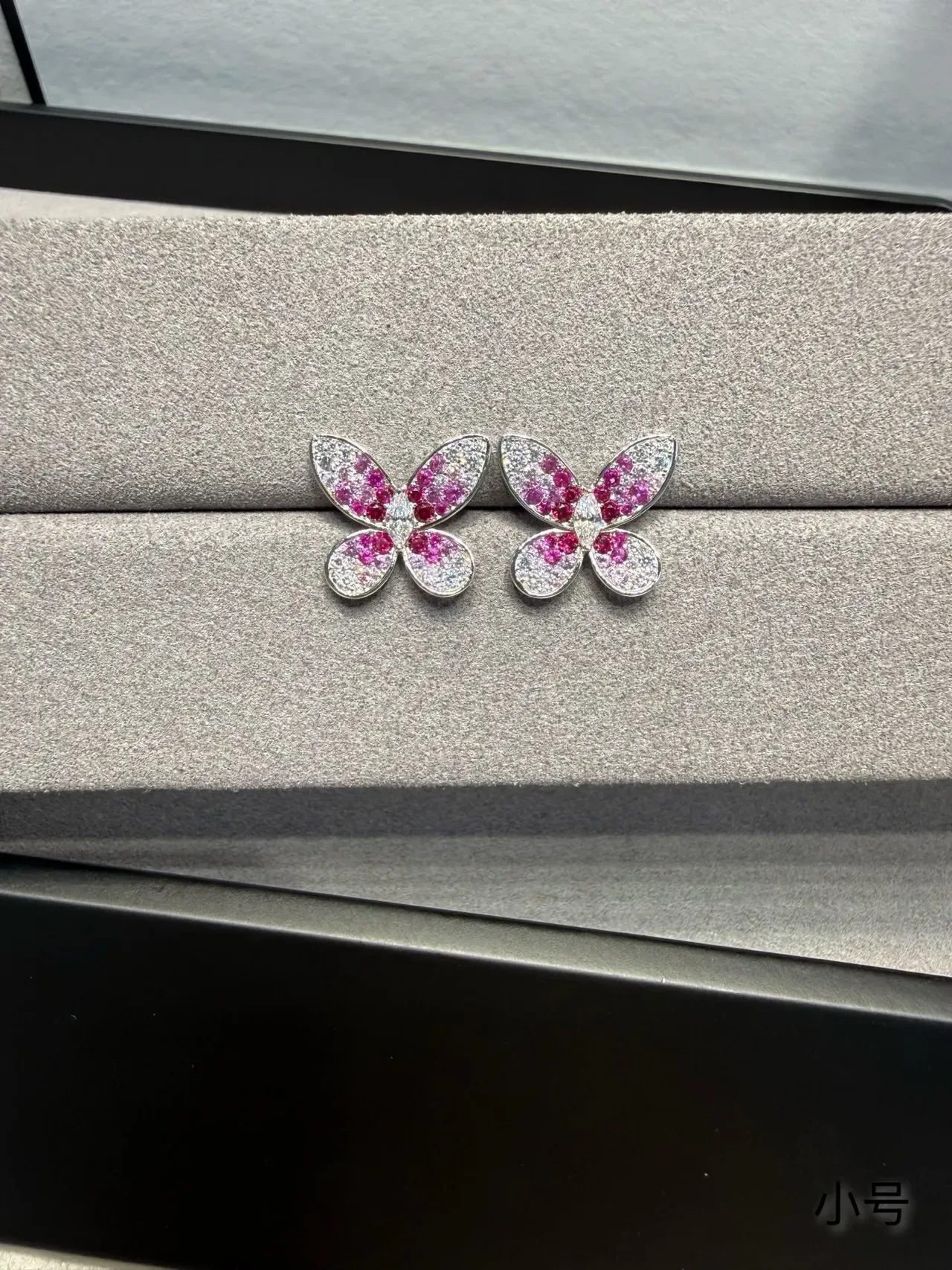 Van Cleef & Arpels Papillon गुलाबी और सफेद रत्न तितली बालियाँ 8