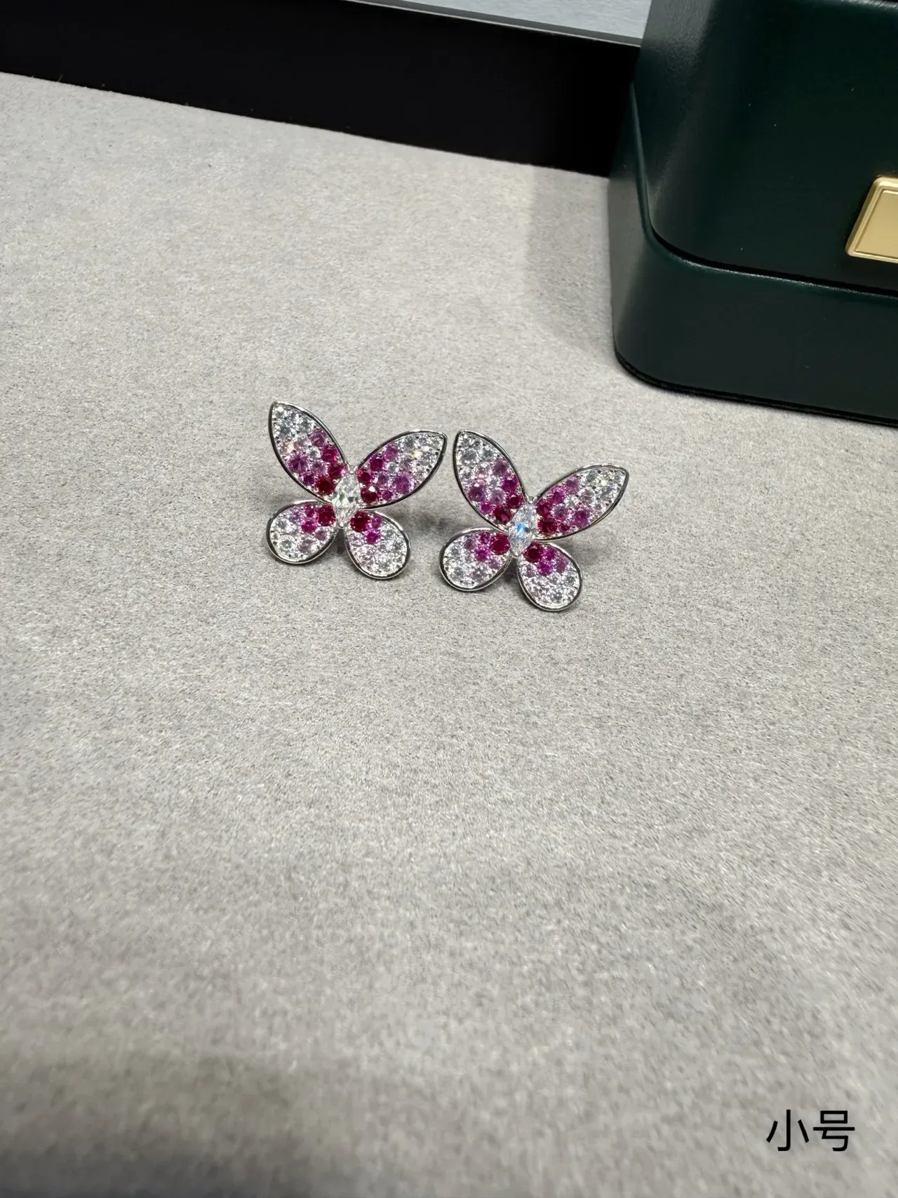 Van Cleef & Arpels Papillon गुलाबी और सफेद रत्न तितली बालियाँ 9