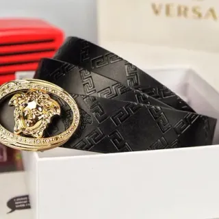 Versace काला सोना एम्बॉस्ड ग्रेका पैटर्न क्रिस्टल-एन्क्रस्टेड मेडूसा बकल लेदर बेल्ट