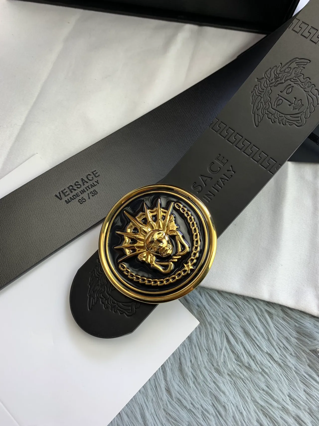 Versace Chain Reaction حزام جلد أسود ذهبي مطبوع برأس ميدوسا وبكل دائري 3