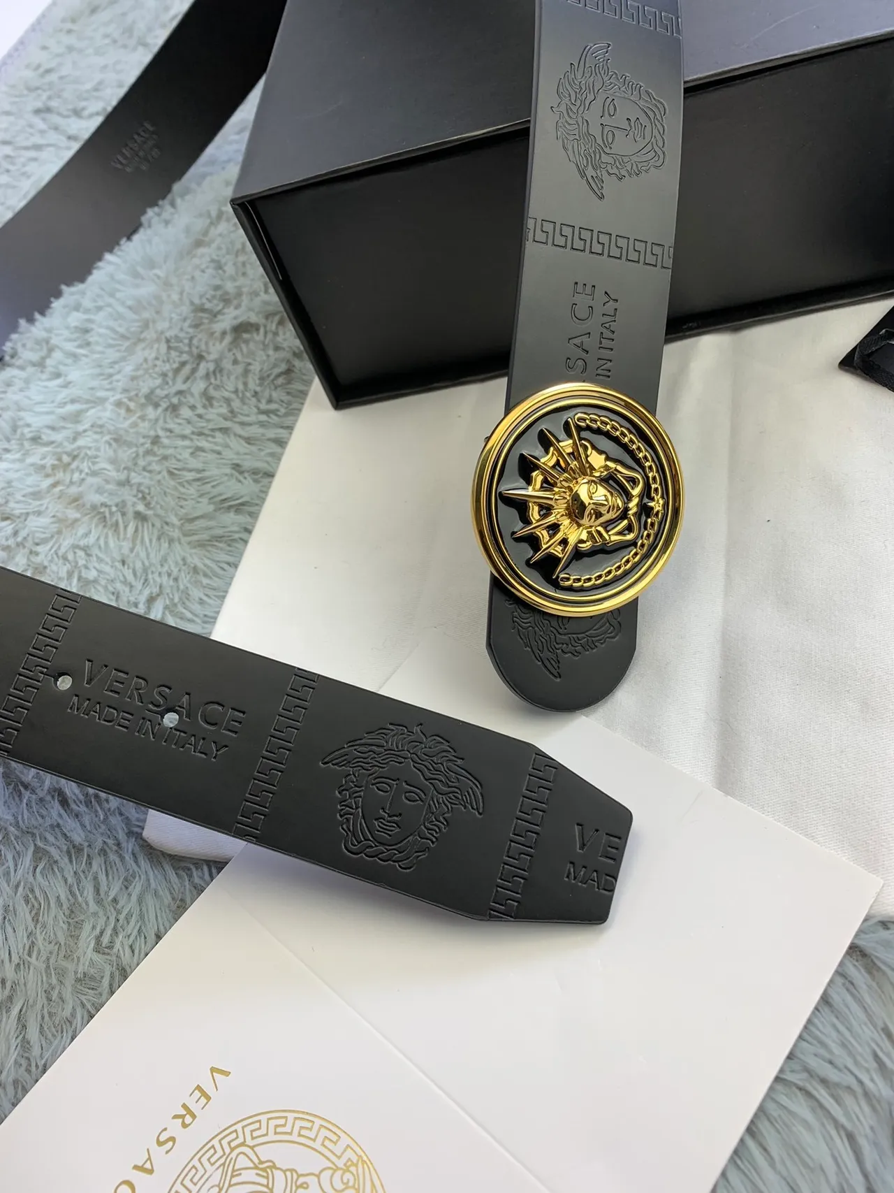 Versace Chain Reaction حزام جلد أسود ذهبي مطبوع برأس ميدوسا وبكل دائري 4
