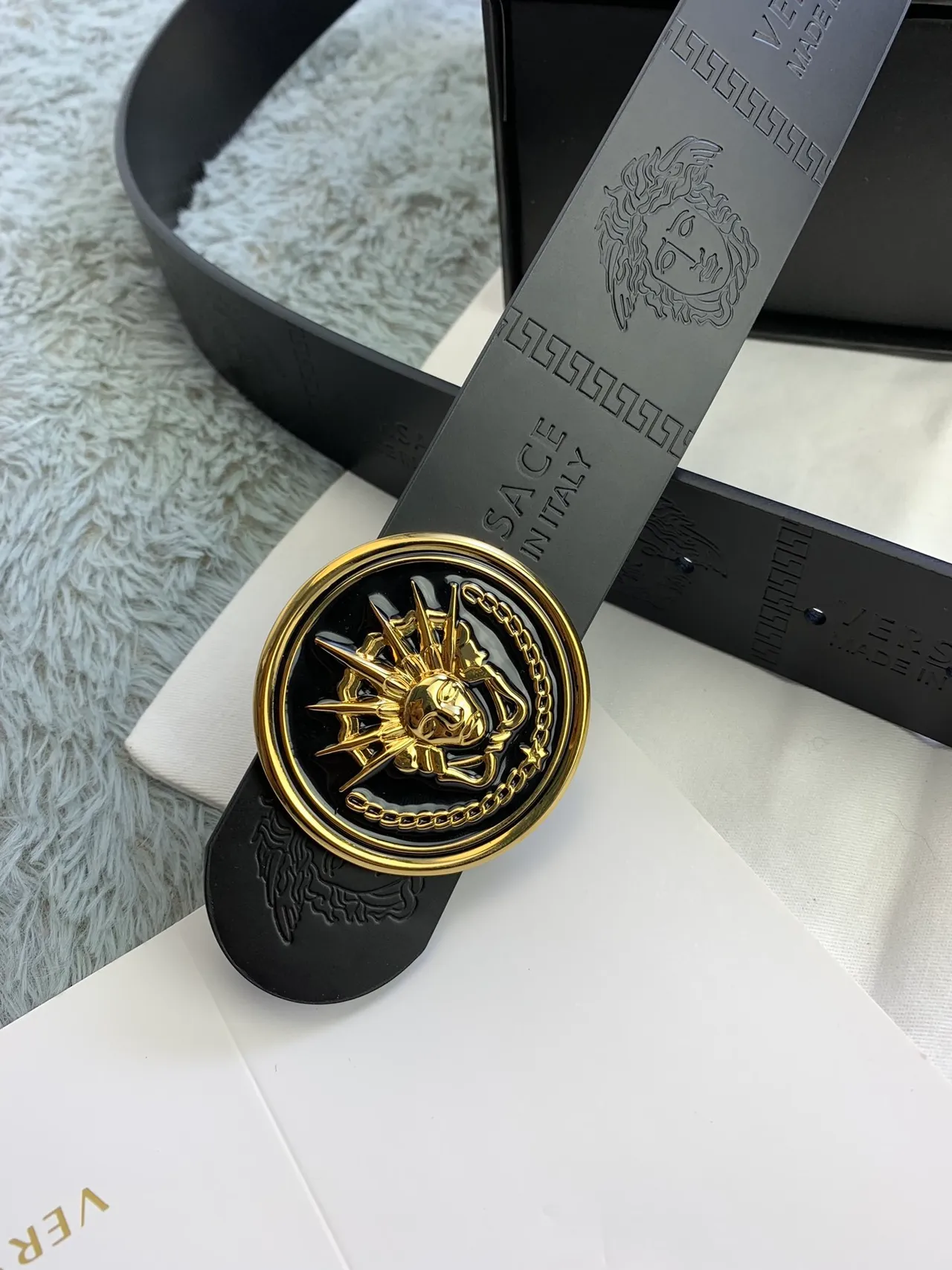Versace Chain Reaction حزام جلد أسود ذهبي مطبوع برأس ميدوسا وبكل دائري 5