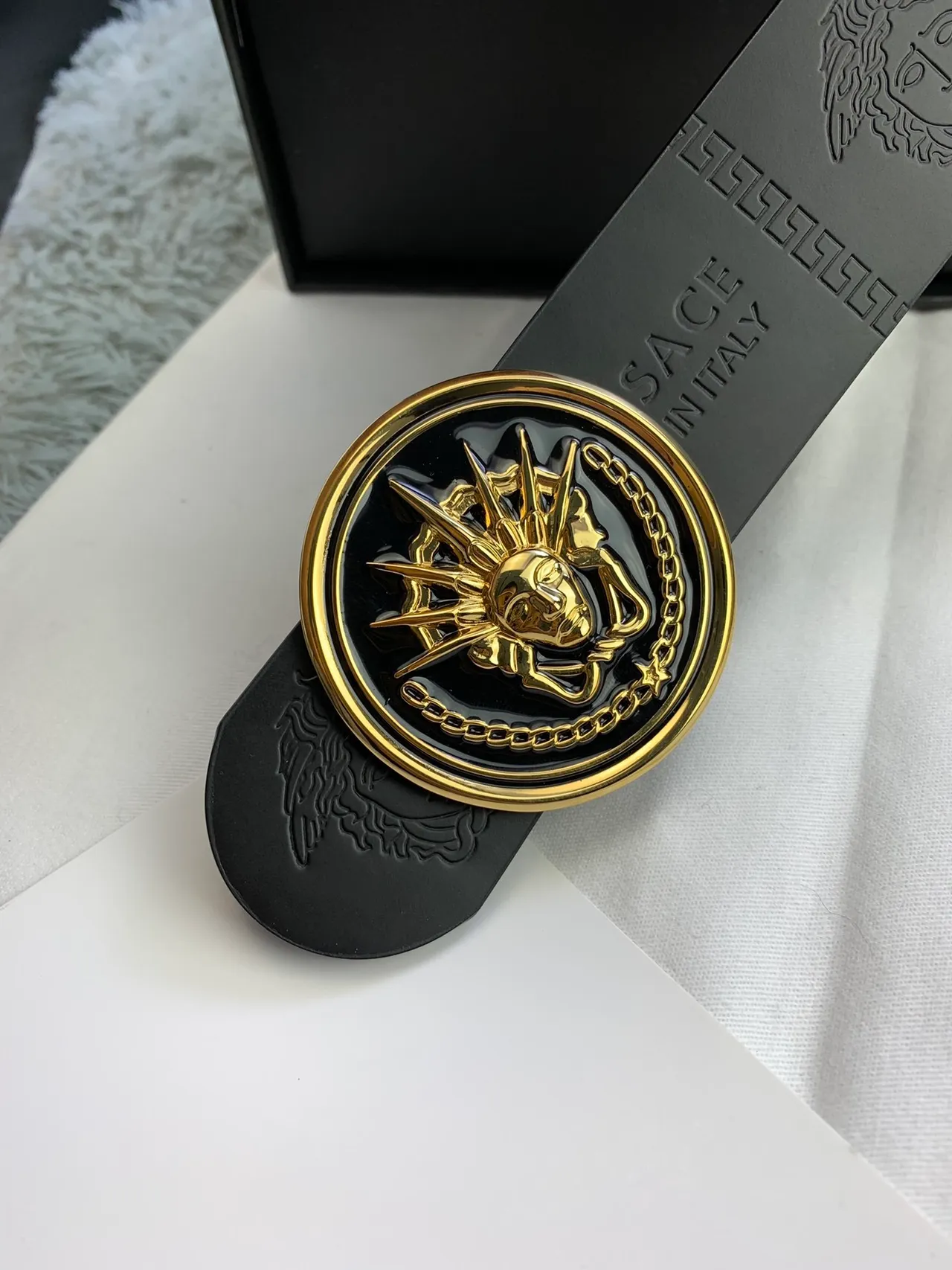 Versace Chain Reaction حزام جلد أسود ذهبي مطبوع برأس ميدوسا وبكل دائري 6