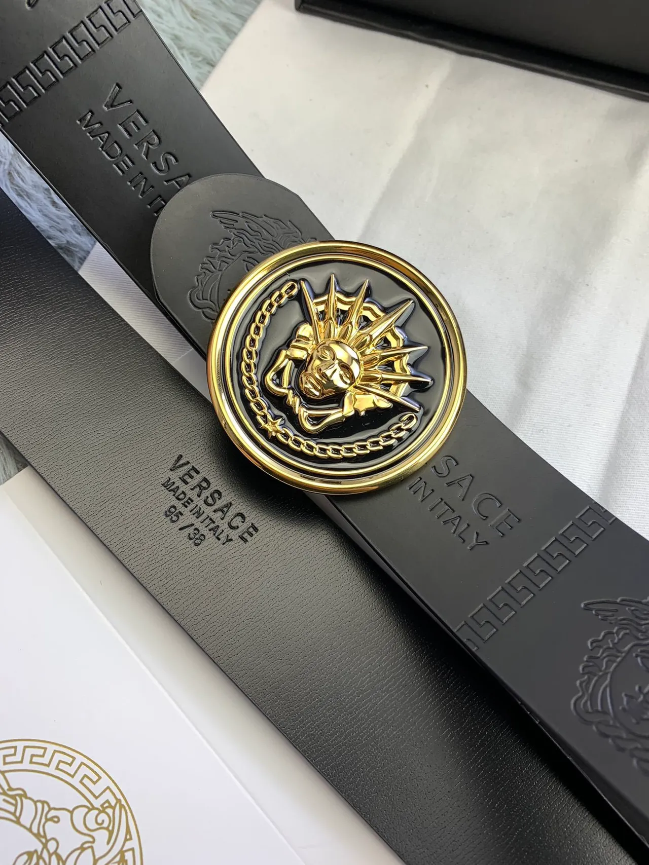 Versace Chain Reaction حزام جلد أسود ذهبي مطبوع برأس ميدوسا وبكل دائري 7