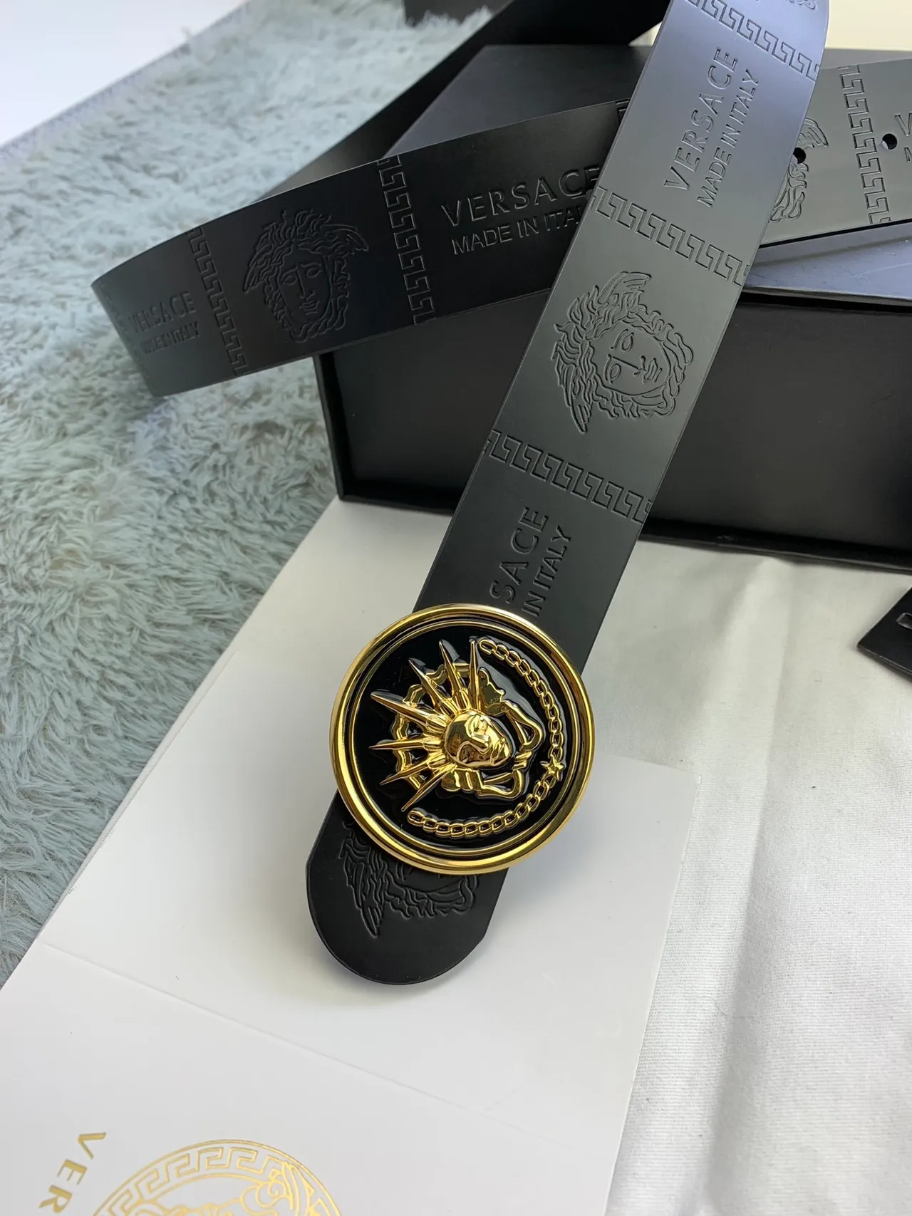 Versace Chain Reaction حزام جلد أسود ذهبي مطبوع برأس ميدوسا وبكل دائري 8