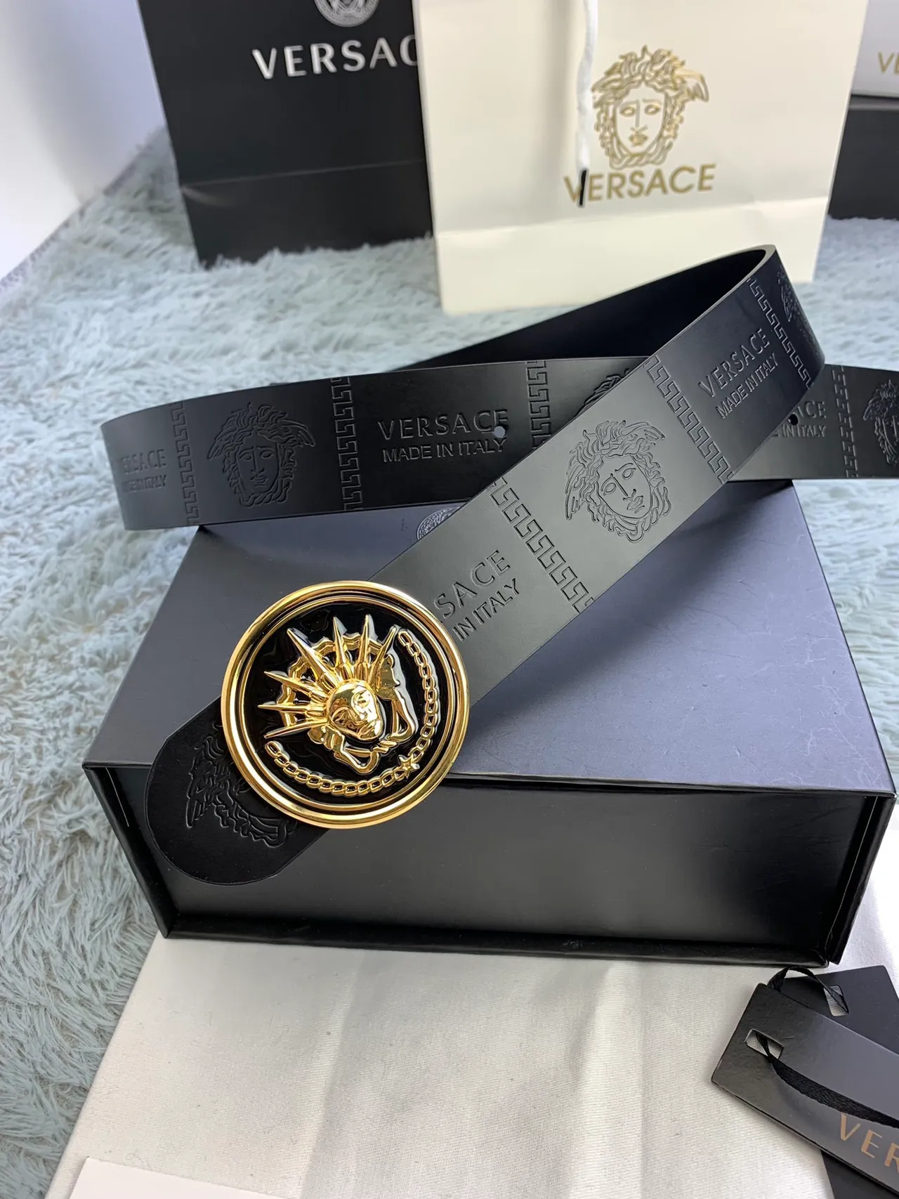 Versace Chain Reaction حزام جلد أسود ذهبي مطبوع برأس ميدوسا وبكل دائري 9