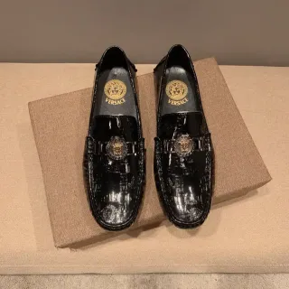 Versace Chain Reaction काला पेटेंट चमड़ा मेडूसा लोफर