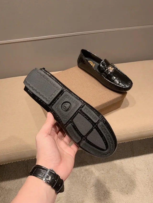 Versace Chain Reaction جلد لامع أسود ميدوزا أحذية لوفر 3