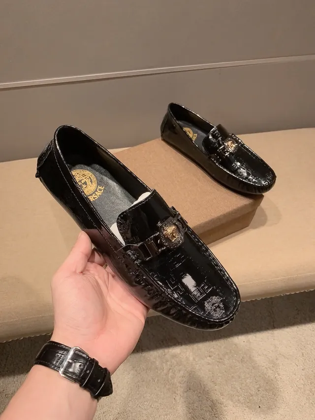 Versace Chain Reaction جلد لامع أسود ميدوزا أحذية لوفر 4