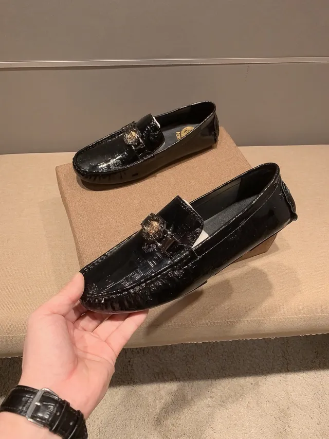 Versace Chain Reaction جلد لامع أسود ميدوزا أحذية لوفر 5