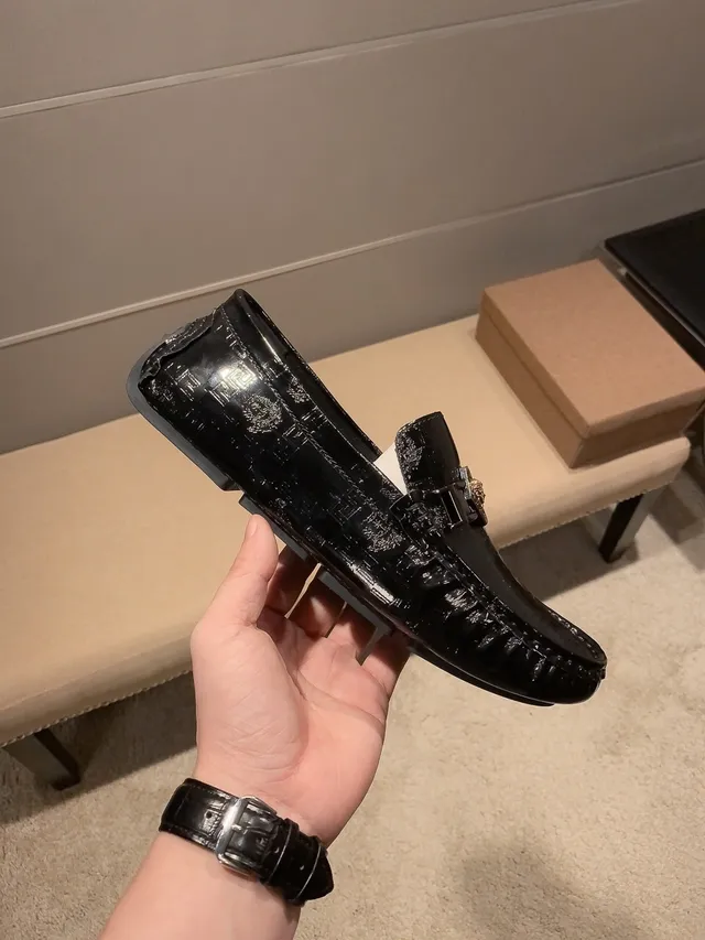 Versace Chain Reaction جلد لامع أسود ميدوزا أحذية لوفر 7