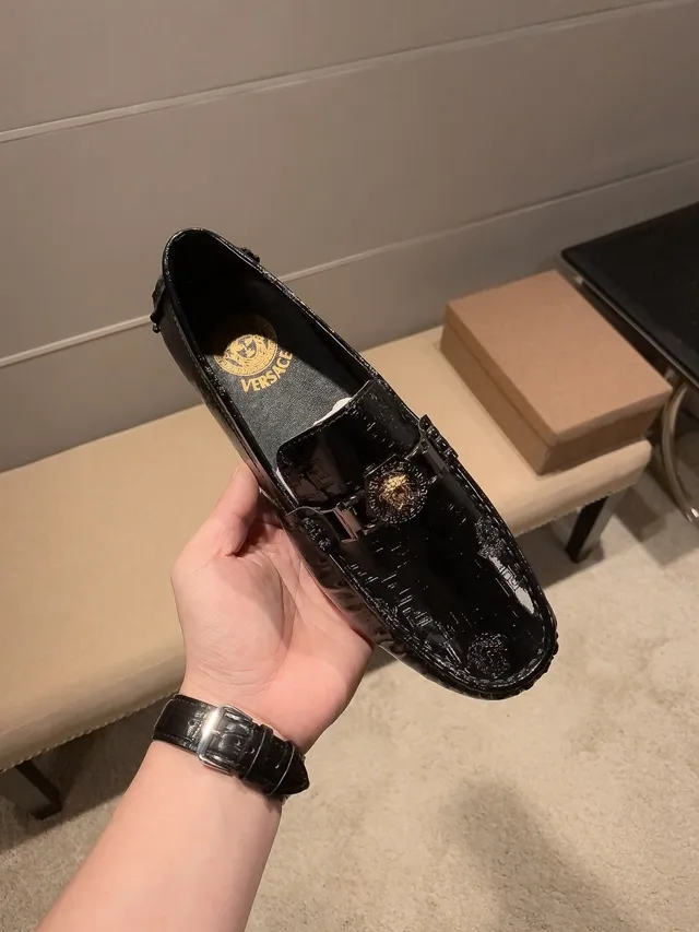 Versace Chain Reaction جلد لامع أسود ميدوزا أحذية لوفر 8