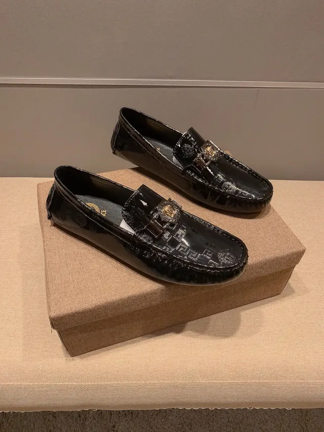 Versace Chain Reaction جلد لامع أسود ميدوزا أحذية لوفر 9