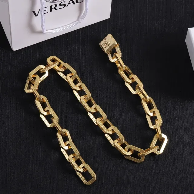 Versace Chain Reaction قلادة ذهبية Oversized بروش رأس ميدوزا 8