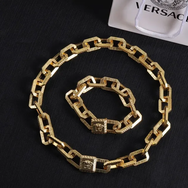 Versace Chain Reaction قلادة ذهبية Oversized بروش رأس ميدوزا 9