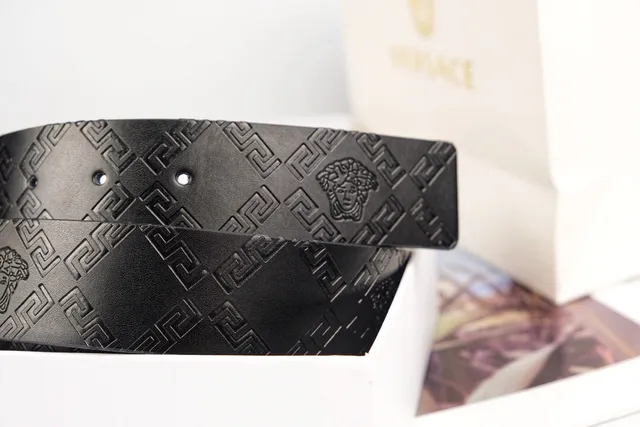 Versace Réaction en Chaîne Boucle Medusa Ceinture en Cuir Noir 3