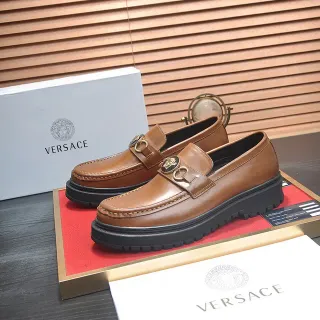 Versace Chain Reaction टैन चमड़ी Medusa-Buckle प्लेटफॉर्म लूफर्स