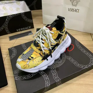 Versace Chain Reaction पीला बारोक प्रिंट चंकी स्नीकर