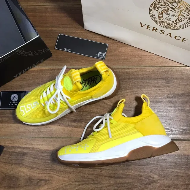 Versace Chain Reaction أصفر أبيض شبكة و جلد أعلى نقشة المفتاح اليوناني حذاء رياضي أسلوب حياة 5