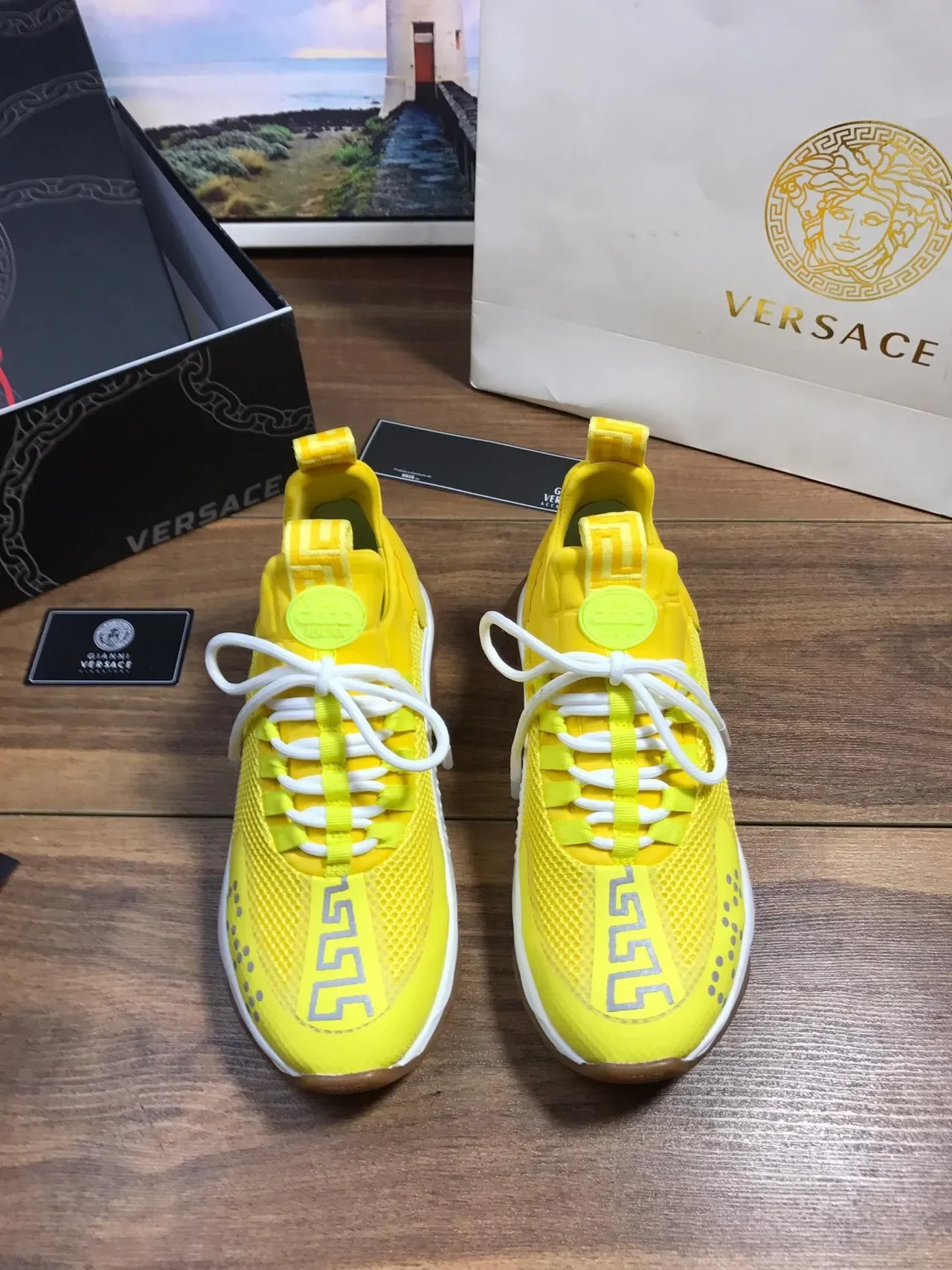 Versace Chain Reaction أصفر أبيض شبكة و جلد أعلى نقشة المفتاح اليوناني حذاء رياضي أسلوب حياة 9