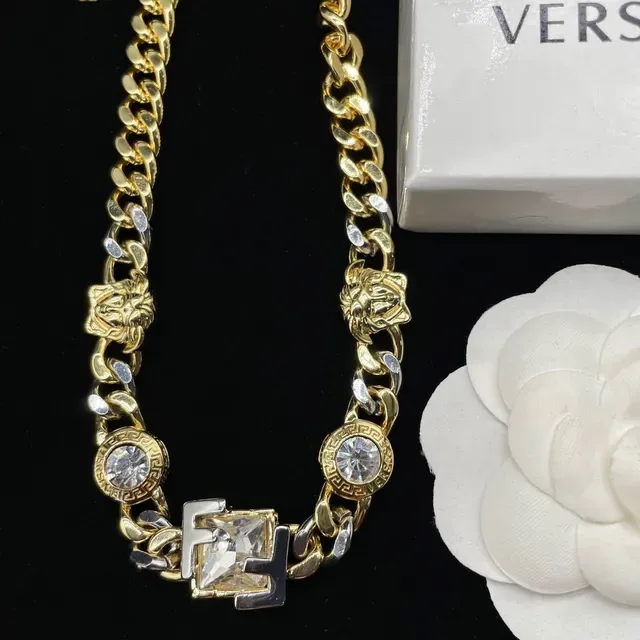 Versace Iconic Chain collier doré Medusa et cristal 5
