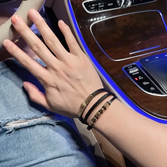 Versace Iconic Medusa Bracelets Cuir Noir et Or avec Cordon Tressé 4