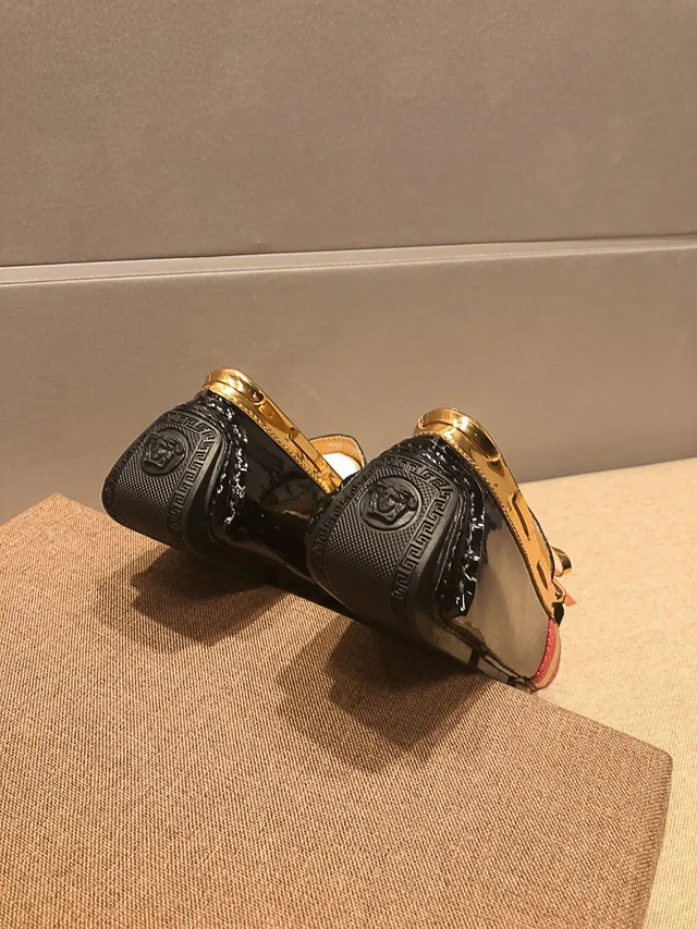 Versace Medusa Loafer Mocassins en cuir patenté noir et or 2